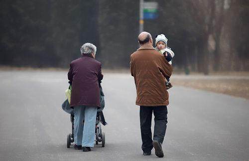 Mẹ chồng lên thăm cháu nhưng lại e dè trước đồ ăn tôi dọn ra, lý do bà nói khiến tôi vừa thương vừa áy náy-2