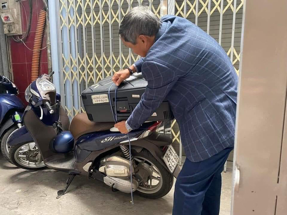 Bình dị như người hùng Mai Đức Chung: Buộc tư trang lên xe máy tới hội quân” cùng tuyển-1