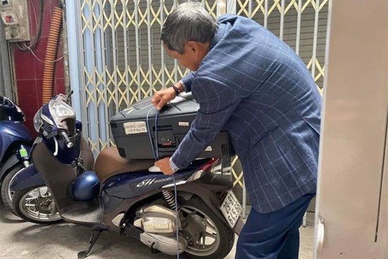 Bình dị như người hùng Mai Đức Chung: Buộc tư trang lên xe máy tới “hội quân” cùng tuyển