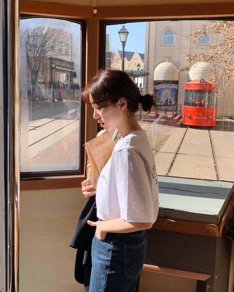 4 cách diện áo phông giúp nàng 30+ trông thật thanh lịch chứ không bị trẻ quá hóa lố-1