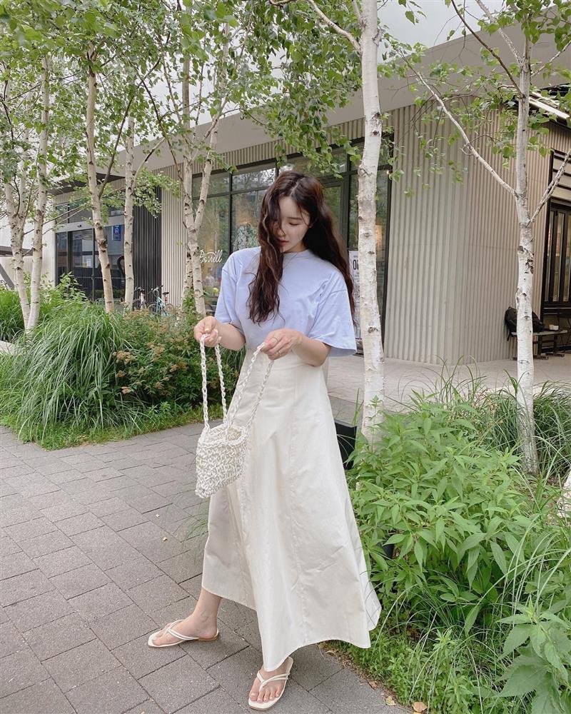 4 cách diện áo phông giúp nàng 30+ trông thật thanh lịch chứ không bị trẻ quá hóa lố-2