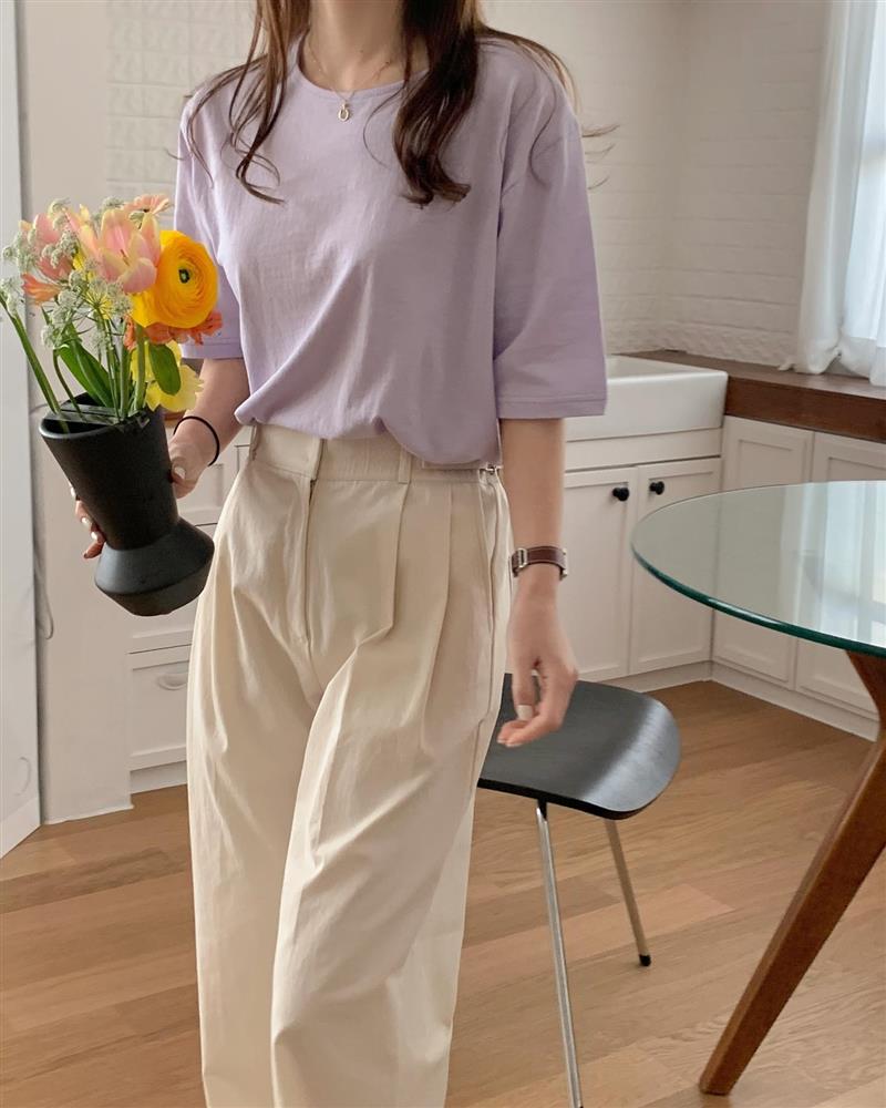 4 cách diện áo phông giúp nàng 30+ trông thật thanh lịch chứ không bị trẻ quá hóa lố-3