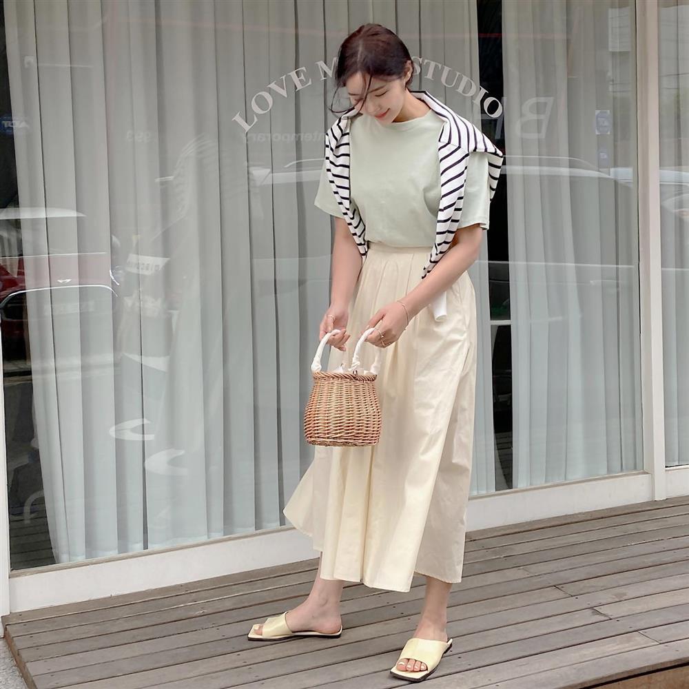 4 cách diện áo phông giúp nàng 30+ trông thật thanh lịch chứ không bị trẻ quá hóa lố-4