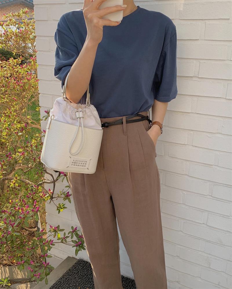 4 cách diện áo phông giúp nàng 30+ trông thật thanh lịch chứ không bị trẻ quá hóa lố-5