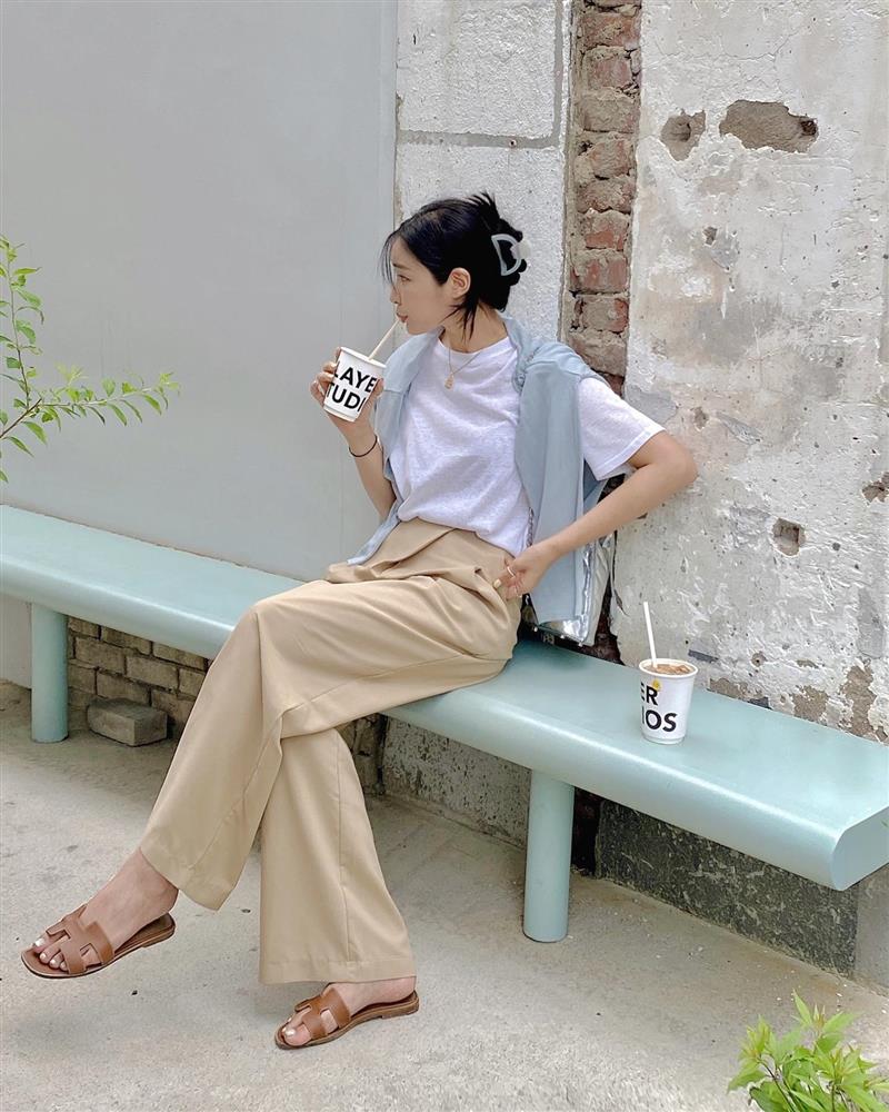 4 cách diện áo phông giúp nàng 30+ trông thật thanh lịch chứ không bị trẻ quá hóa lố-10