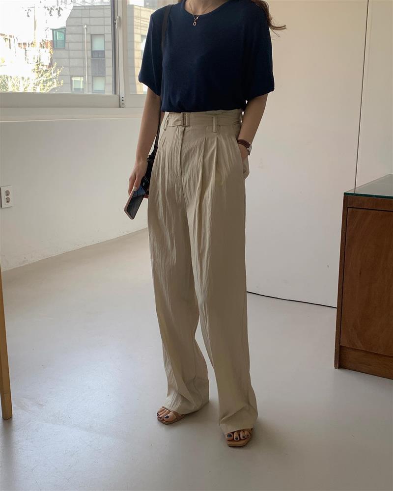 4 cách diện áo phông giúp nàng 30+ trông thật thanh lịch chứ không bị trẻ quá hóa lố-11