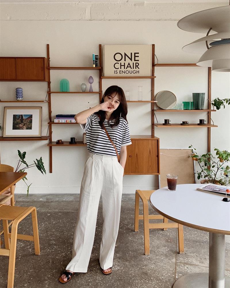 4 cách diện áo phông giúp nàng 30+ trông thật thanh lịch chứ không bị trẻ quá hóa lố-12