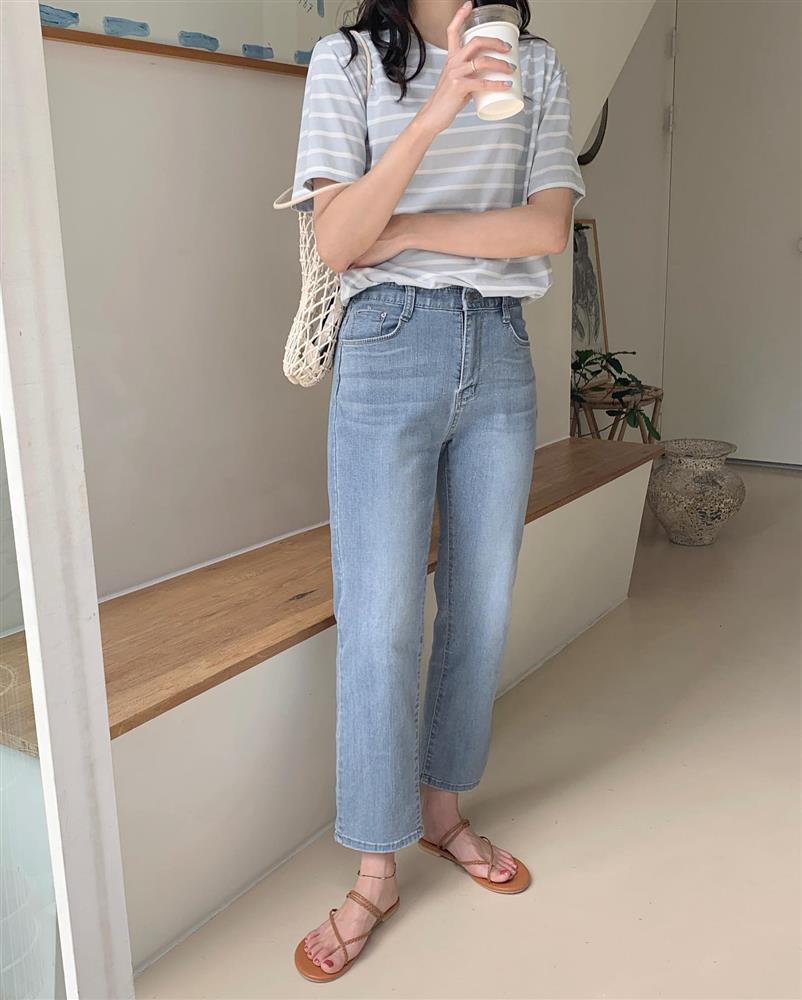 4 cách diện áo phông giúp nàng 30+ trông thật thanh lịch chứ không bị trẻ quá hóa lố-13