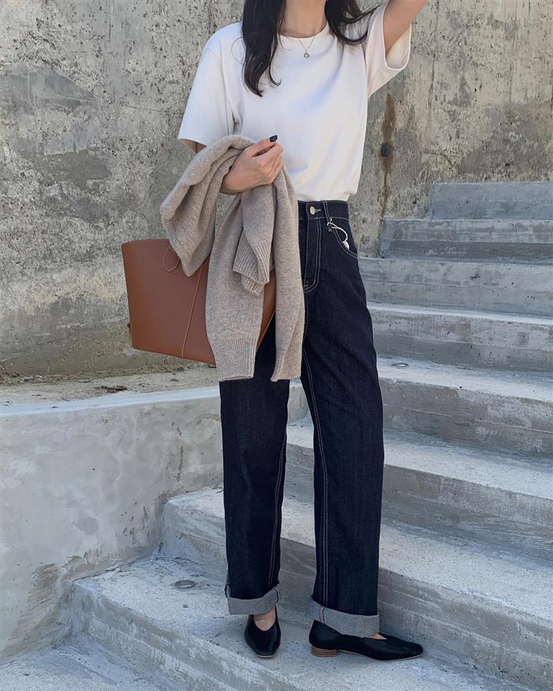 4 cách diện áo phông giúp nàng 30+ trông thật thanh lịch chứ không bị trẻ quá hóa lố-14