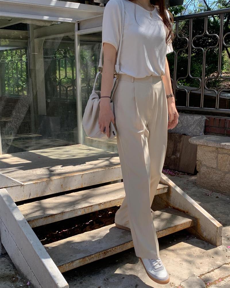 4 cách diện áo phông giúp nàng 30+ trông thật thanh lịch chứ không bị trẻ quá hóa lố-9