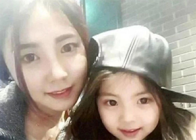 Bé gái 6 tuổi bị nghi phẫu thuật thẩm mỹ vì quá xinh đẹp, sau khi nhìn thấy cha mẹ cô bé, cư dân mạng phẫn nộ”-4