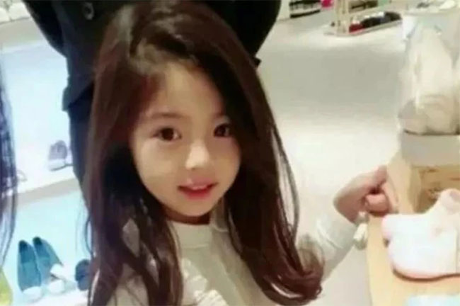 Bé gái 6 tuổi bị nghi phẫu thuật thẩm mỹ vì quá xinh đẹp, sau khi nhìn thấy cha mẹ cô bé, cư dân mạng phẫn nộ”-5