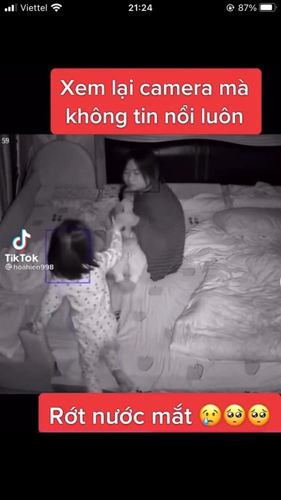 Em bé làm hành động này khi mẹ dỗ em nhỏ ngủ, khi xem lại camera bà mẹ bật khóc nức nở vì quá thương con-2