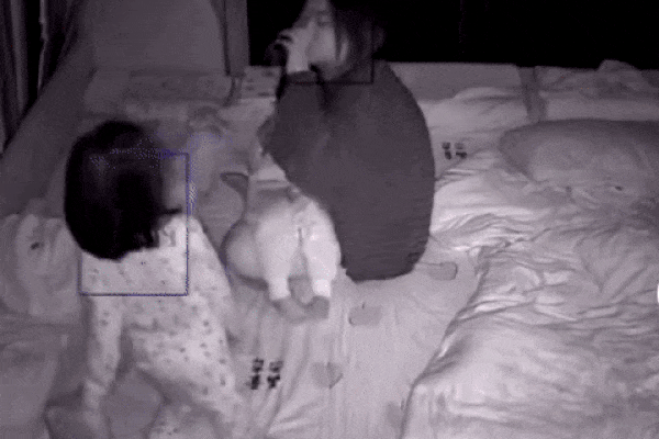 Em bé làm hành động này khi mẹ dỗ em nhỏ ngủ, khi xem lại camera bà mẹ bật khóc nức nở vì quá thương con