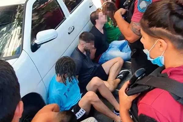 Rúng động: Cô gái trẻ bị 6 người đàn ông xâm hại trên xe hơi ngay giữa ban ngày, người dân chứng kiến kể lại sự việc kinh hoàng-1