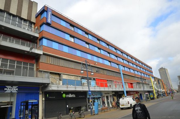 Thai phụ bụng to vượt mặt một mình vào khách sạn thuê phòng, ít giờ sau gây náo loạn cả tòa nhà với cảnh tượng kinh hãi-1