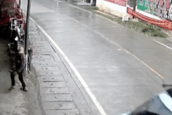 Người đàn ông 'ba chân bốn cẳng' bỏ chạy ngay trước đầu ôtô mất lái