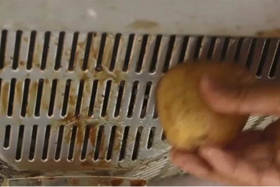 Củ khoai tây hỏng đem đặt cạnh máy hút mùi có thể giải quyết vấn đề lớn của mọi nhà