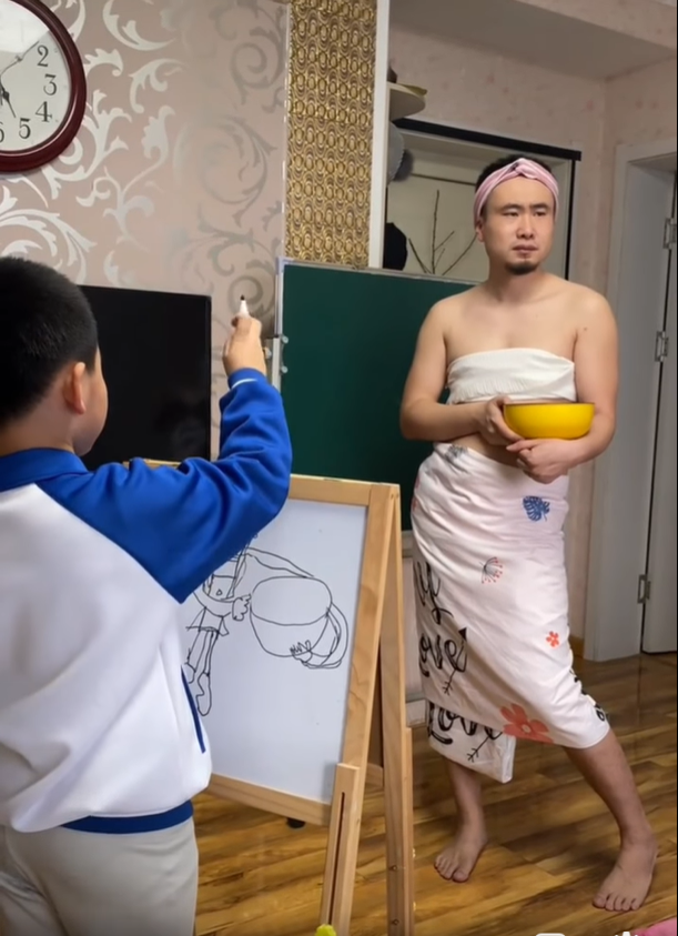 Ông bố giả gái làm mẫu ảnh cho con, đến khi phóng to ra bức tranh con vẽ mà sốc ngược, tức không nói nên lời!-2