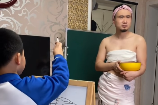 Con trai lấy trộm đồ chơi, bị mắng là đồ vô học: Phản ứng sau đó của người mẹ khiến nhân viên bán hàng đỏ mặt tía tai-3