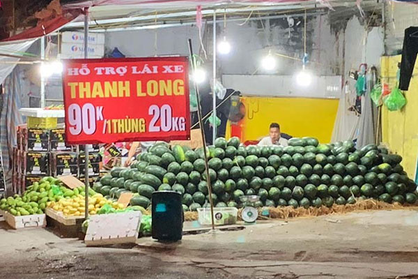 Dưa hấu nằm lăn lóc vỉa hè Hà Nội chờ giải cứu-14