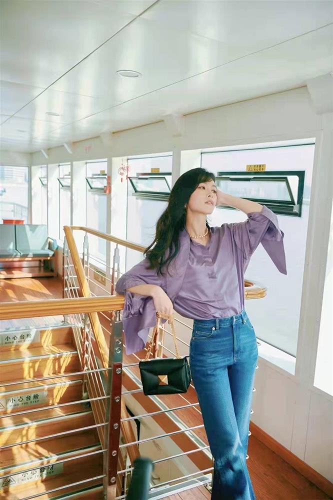 Mềm mại thanh tao như sơ mi lụa: Chiếc áo chuẩn style từ nữ chính phim Hàn đến quý cô Pháp thanh lịch-4