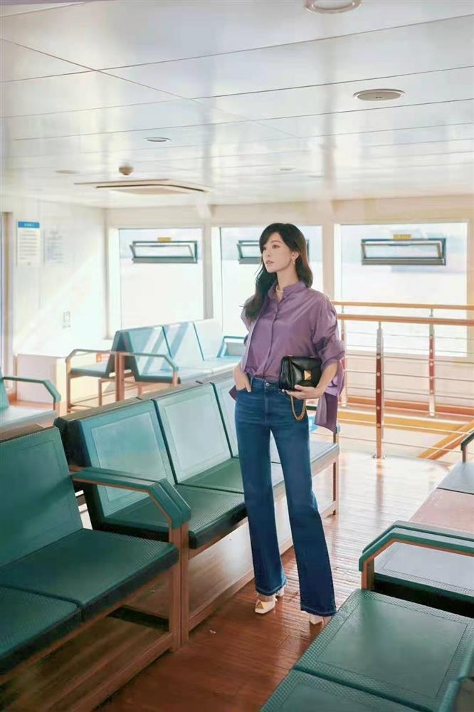 Mềm mại thanh tao như sơ mi lụa: Chiếc áo chuẩn style từ nữ chính phim Hàn đến quý cô Pháp thanh lịch-5