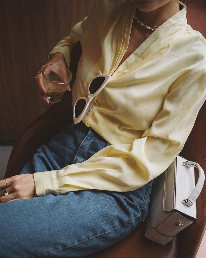 Mềm mại thanh tao như sơ mi lụa: Chiếc áo chuẩn style từ nữ chính phim Hàn đến quý cô Pháp thanh lịch-8