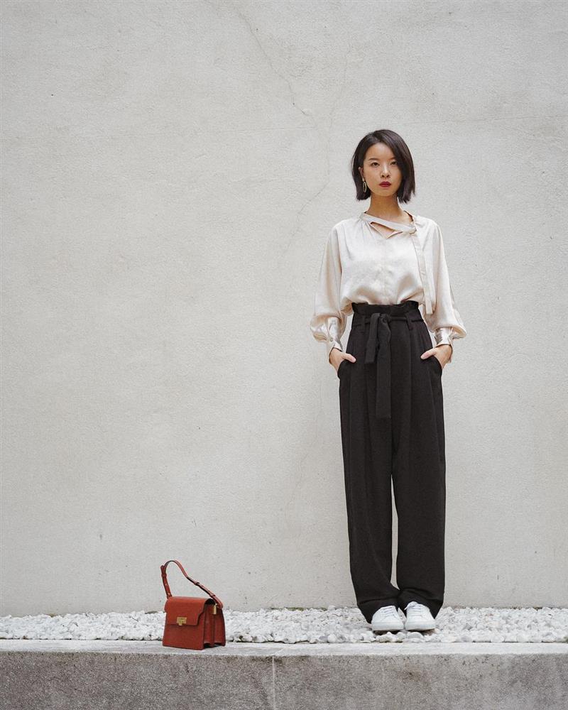 Mềm mại thanh tao như sơ mi lụa: Chiếc áo chuẩn style từ nữ chính phim Hàn đến quý cô Pháp thanh lịch-11