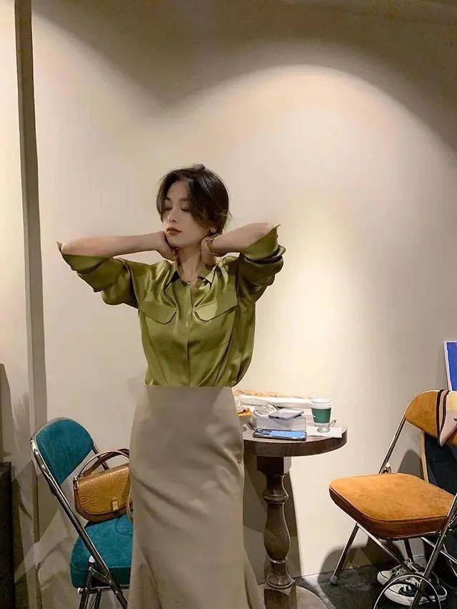 Mềm mại thanh tao như sơ mi lụa: Chiếc áo chuẩn style từ nữ chính phim Hàn đến quý cô Pháp thanh lịch-12