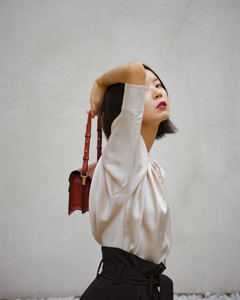 Mềm mại thanh tao như sơ mi lụa: Chiếc áo chuẩn style từ nữ chính phim Hàn đến quý cô Pháp thanh lịch-10