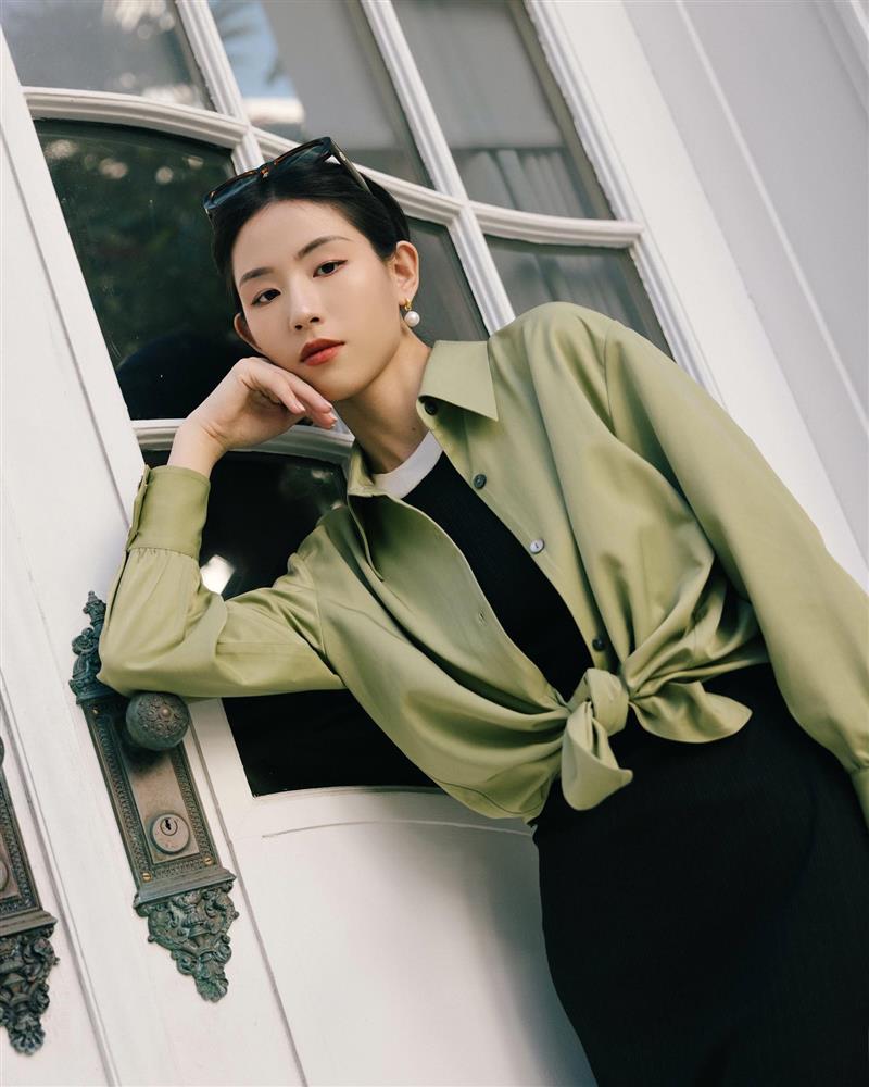 Mềm mại thanh tao như sơ mi lụa: Chiếc áo chuẩn style từ nữ chính phim Hàn đến quý cô Pháp thanh lịch-19