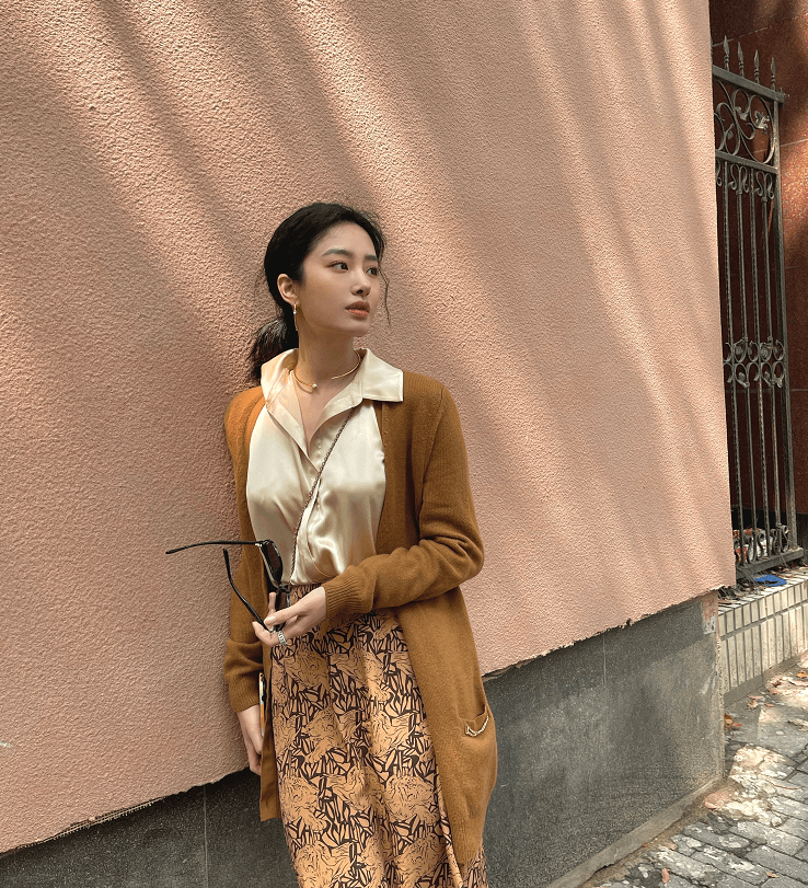 Mềm mại thanh tao như sơ mi lụa: Chiếc áo chuẩn style từ nữ chính phim Hàn đến quý cô Pháp thanh lịch-15
