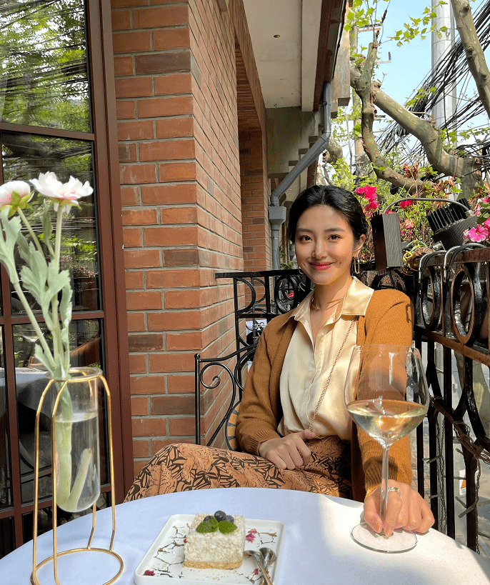 Mềm mại thanh tao như sơ mi lụa: Chiếc áo chuẩn style từ nữ chính phim Hàn đến quý cô Pháp thanh lịch-16