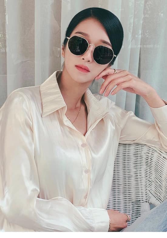 Mềm mại thanh tao như sơ mi lụa: Chiếc áo chuẩn style từ nữ chính phim Hàn đến quý cô Pháp thanh lịch-29