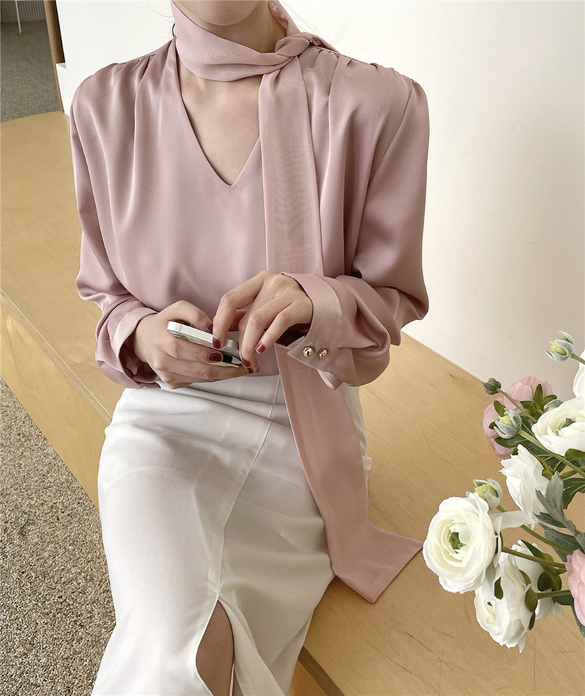 Mềm mại thanh tao như sơ mi lụa: Chiếc áo chuẩn style từ nữ chính phim Hàn đến quý cô Pháp thanh lịch-23