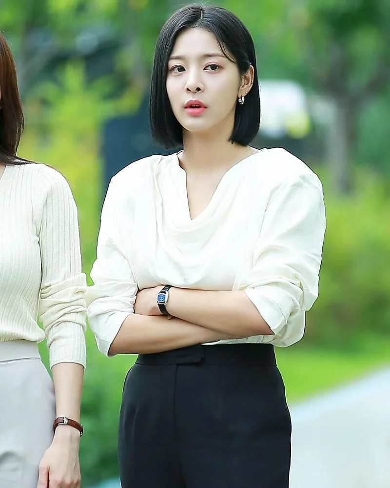 Mềm mại thanh tao như sơ mi lụa: Chiếc áo chuẩn style từ nữ chính phim Hàn đến quý cô Pháp thanh lịch-25
