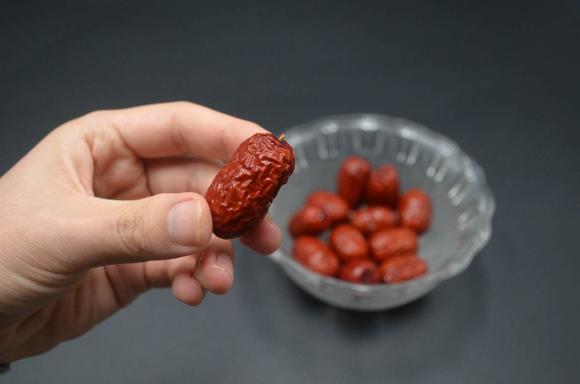 Quả táo đỏ bẩn hơn bạn nghĩ! Nước rửa không sạch, dạy bạn mẹo rửa táo đỏ để chất bẩn tự động trôi đi-1