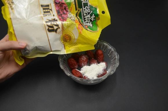 Quả táo đỏ bẩn hơn bạn nghĩ! Nước rửa không sạch, dạy bạn mẹo rửa táo đỏ để chất bẩn tự động trôi đi-3