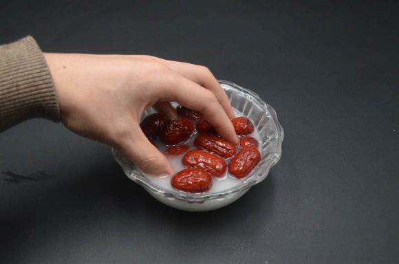 Quả táo đỏ bẩn hơn bạn nghĩ! Nước rửa không sạch, dạy bạn mẹo rửa táo đỏ để chất bẩn tự động trôi đi-4