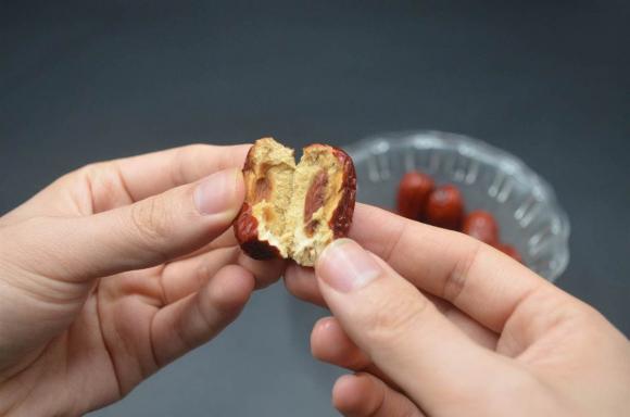 Quả táo đỏ bẩn hơn bạn nghĩ! Nước rửa không sạch, dạy bạn mẹo rửa táo đỏ để chất bẩn tự động trôi đi-6