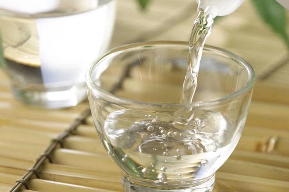 Rửa ly thủy tinh chỉ dùng nước là sai: Dùng một nắm gạo theo cách này mới đảm bảo an toàn-1