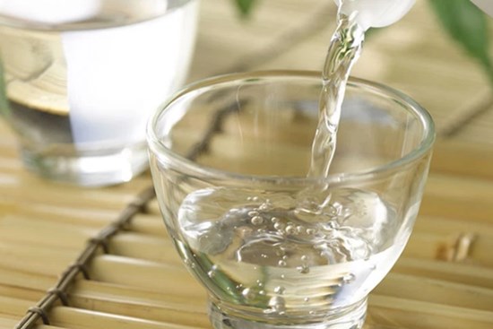 Rửa ly thủy tinh chỉ dùng nước là sai: Dùng một nắm gạo theo cách này mới đảm bảo an toàn