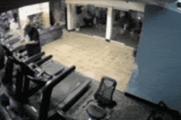 Clip: Nhấn nhầm chân ga, nữ tài xế đâm nát cửa kính tiệm vàng-1
