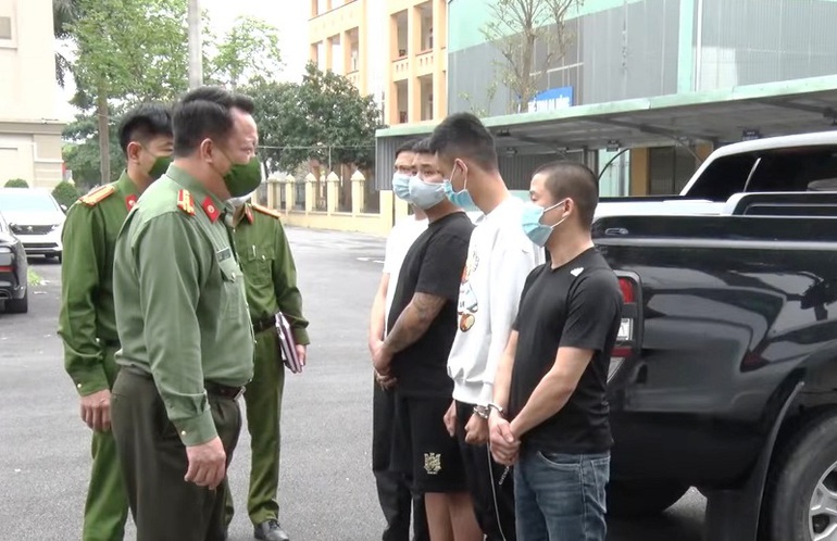 4 thành viên trong hội vỡ nợ thích làm liều rủ nhau đi cướp điện thoại-1