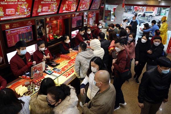 Mua vào hay bán ra khi giá vàng lên xuống thất thường?-2