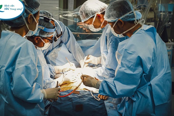 Ghép tạng của cha cho bé trai 9 tháng tuổi mắc bệnh gan giai đoạn cuối-1