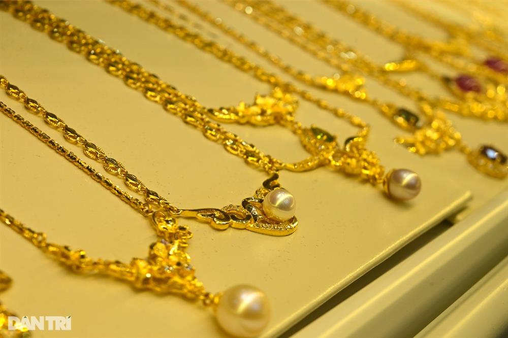 Mua vào hay bán ra khi giá vàng lên xuống thất thường?-1