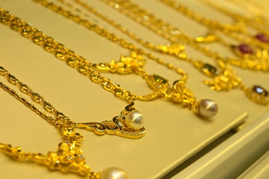 Mua vào hay bán ra khi giá vàng lên xuống thất thường?