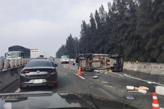 Xe chở Phó chủ tịch TP.HCM gặp tai nạn trên cao tốc